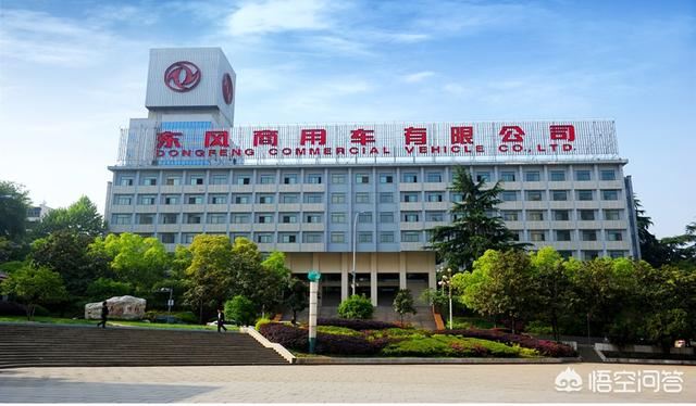 中国二汽东风汽车公司总部从十堰迁址武汉的主要原因是什么？迁址后对十堰发展有何影响？