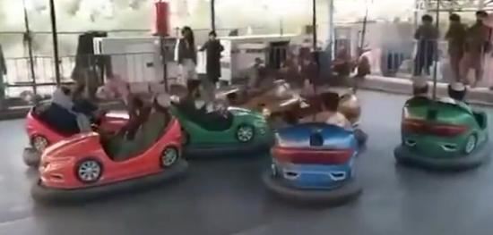塔利班士兵在游乐场玩碰碰车,众人持枪氛围欢乐!