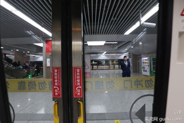 北京地铁一女子被安全门挤压致死