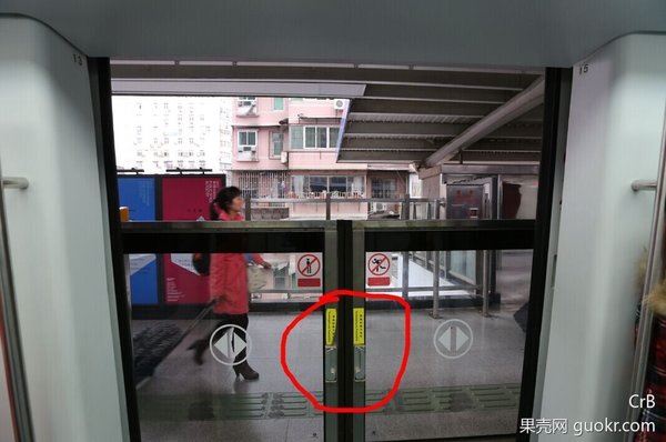 北京地铁一女子被安全门挤压致死