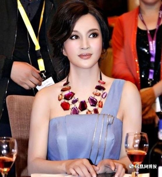60岁刘晓庆侧脸无纹靠卵巢保养?(组图)