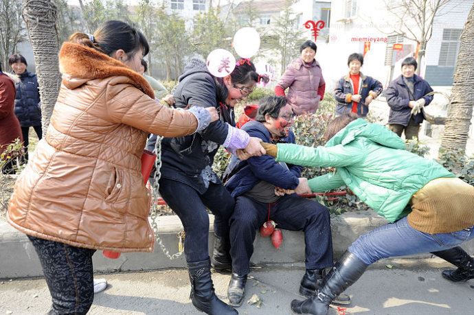 ■实拍•湖北襄阳街头迎亲惊现“烧火佬”