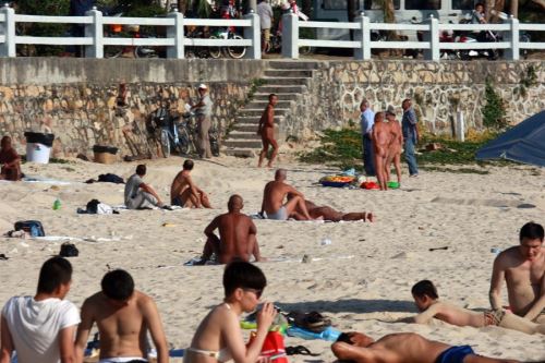 （原创）三亚沙滩群男全裸是“天体浴”还是露阴癖