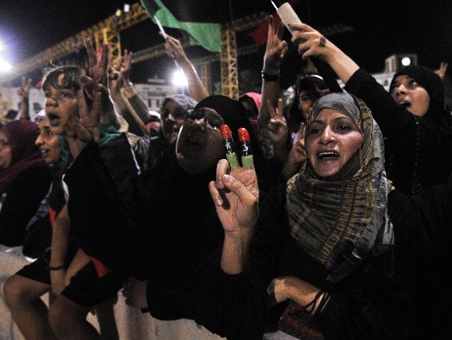 卡扎菲逃了！利比亚美女庆祝战争胜利【组图】