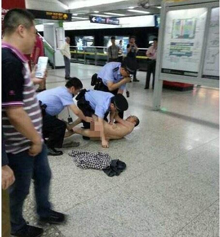 上海一男子“裸乘”地铁被带走