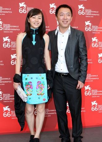 黄渤与老婆亲密照曝光很有夫妻相（图）