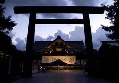 为何日本人几乎都崇拜靖国神社？