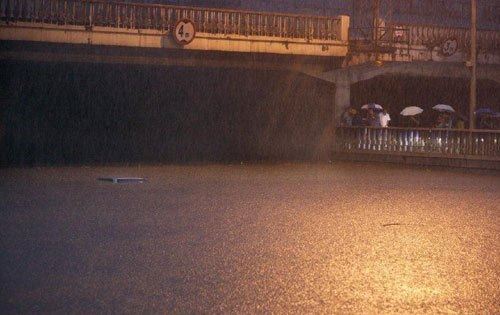 北京罕见暴雨60年一遇 10人死牵动网友心与淹车被贴[组图]