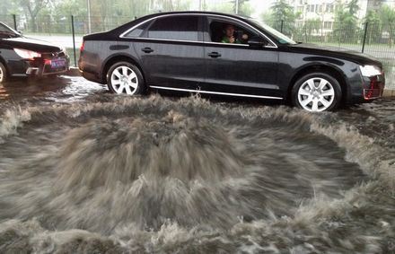 北京罕见暴雨60年一遇 10人死牵动网友心与淹车被贴[组图]