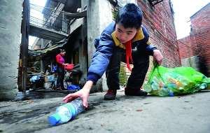 重庆13岁男孩捡瓶子为自己攒8000元手术费(组图)