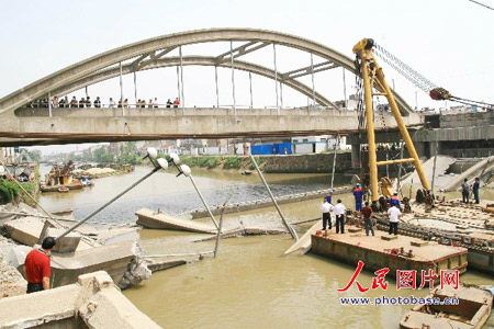 江苏常州公路大桥突然倒塌(组图)