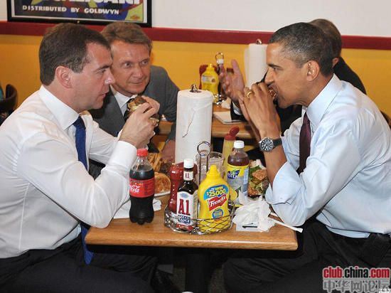 奥巴马带俄总统小店吃汉堡，给中国官员上了一课