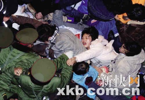 春运又添悲情：广州火车站一名旅客被人流挤倒身亡！