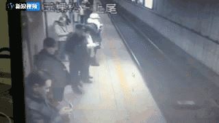 北京地铁1号线男子坠轨 非网传保定实名举报局长的民警