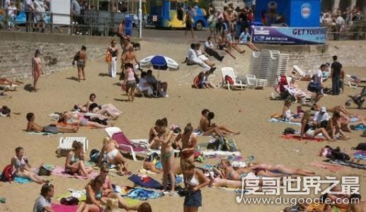 盘点十大国外天体浴场图片，美女全裸上演湿身诱惑(组图)