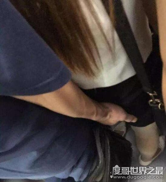 实拍上海地铁猥琐男自慰，对面美女掏出小JJ撸啊撸