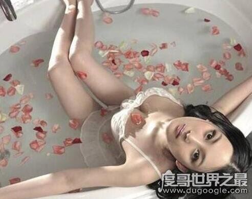 迪丽热巴洗澡图片，妩媚妖娆的她让你看了热血沸腾