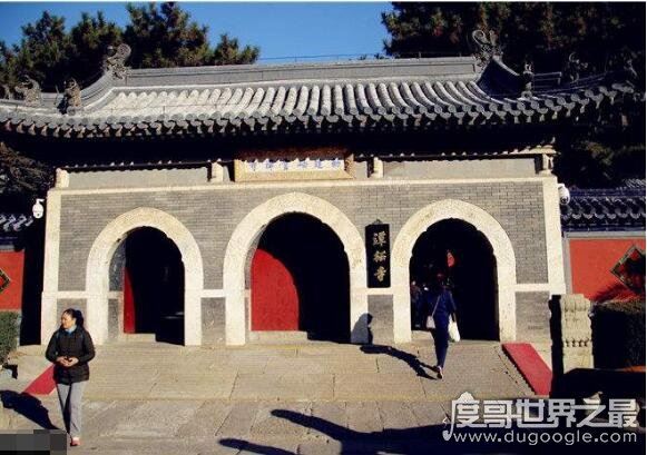 北京郊区最大的寺院是，潭柘寺(总面积达121公顷以上)