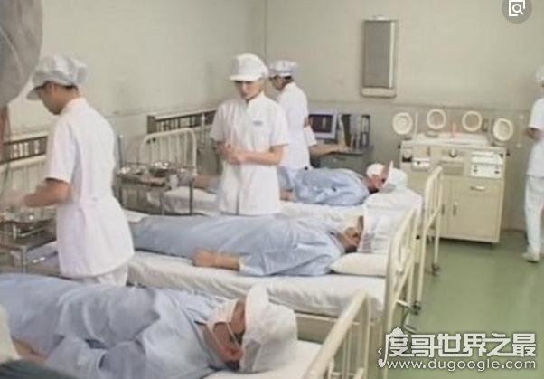 女性采精师亲自为男人撸管,取精场面相当火爆(附图)