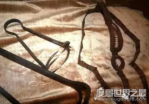 古代针对女性最残忍的刑具，乳房钳(女人看完会流泪)