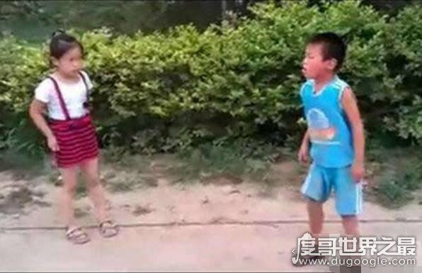 史上最牛小孩打架视频，男孩遭女孩暴虐(父母就在旁看着)