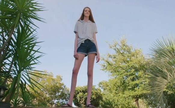 世界上腿最长的美女，16岁女孩马西·柯林(腿长1.35米)