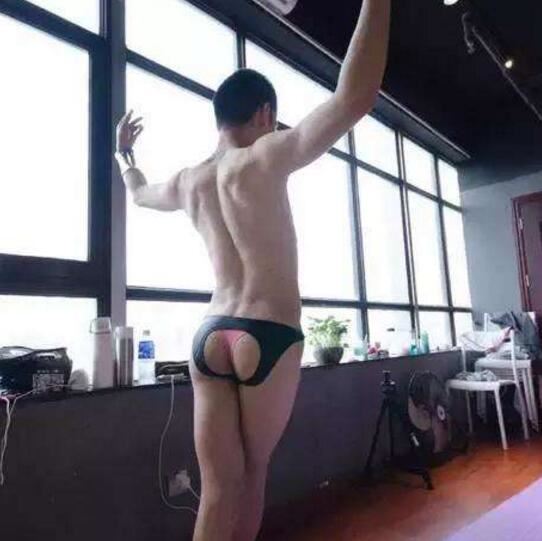 深圳超级男神西红士走红，穿漏洞丁字内裤被称中国第一骚王