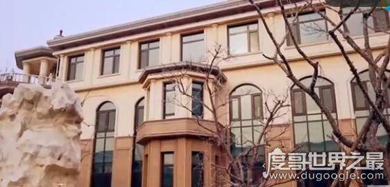 安迪奶奶背景不简单，住的房子像城堡(说话超有底气)