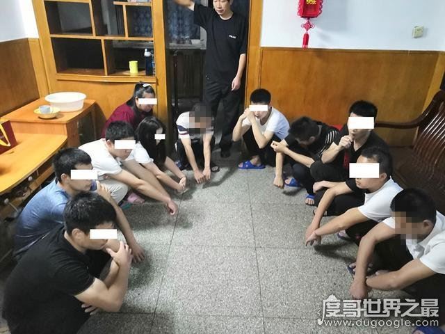 男子为见网友被困传销，厕所写下小纸条扔向店员被救