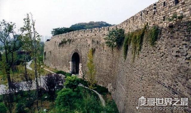 石头城是对我国哪座城市的美称，历代王朝的京都南京(也叫金陵城)