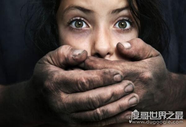 令人震惊的印度黑公交轮奸案,23岁女孩遭六人暴力轮奸致死