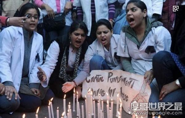 令人震惊的印度黑公交轮奸案，23岁女孩遭六人暴力轮奸致死