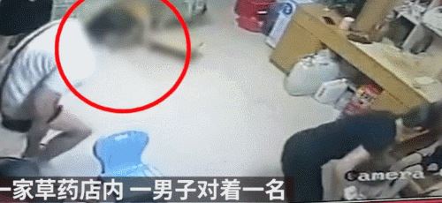 广东男子狠踩小孩伤脚，虽说有理但孩子是无辜(现场视频)
