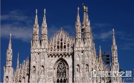 哥特式建筑的代表作是科隆大教堂，被誉为最完美的典范