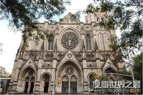 哥特式建筑的代表作是科隆大教堂,被誉为最完美的典范