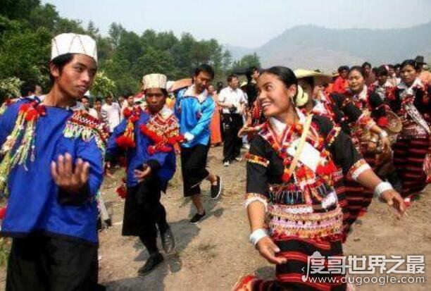 景颇族的风俗习惯是怎样，盛行杀牲畜祭鬼魂(鬼魂有好坏之分)