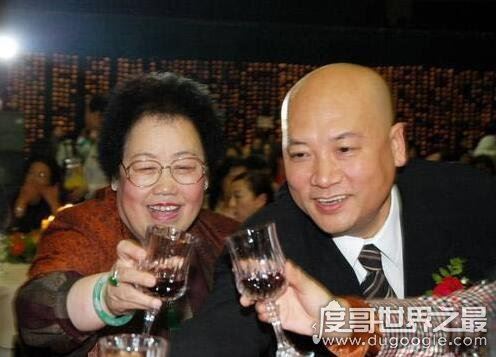 女富豪陈丽华前夫叫王友发,因婚内出轨导致两人离婚