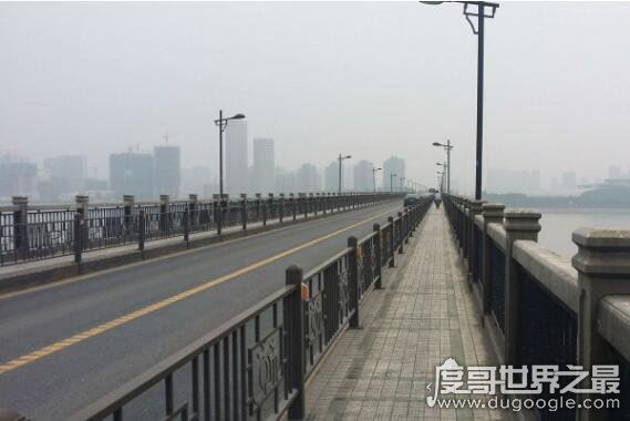 钱塘江大桥是谁设计的，是由中国桥梁专家茅以升主持设计的