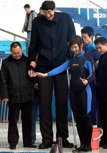 历史上最的高人，罗伯特·潘兴·瓦德罗(身高2.72米)