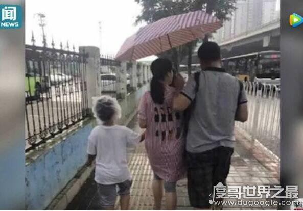 女子高举小孩当伞挡雨惹众怒，盘点实力坑娃的长辈(视频)
