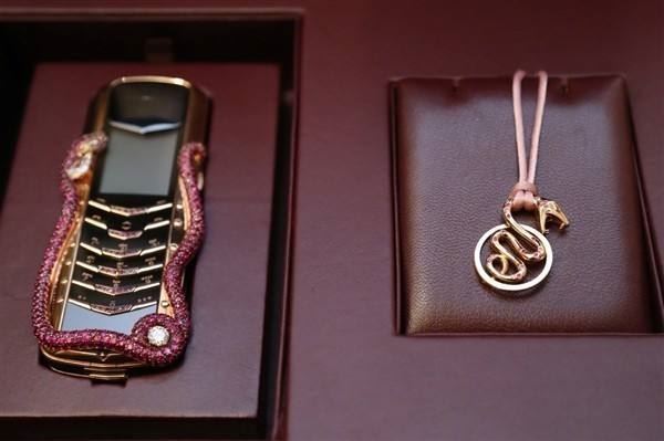 世界上最贵的手机，SIGNATURE眼镜蛇限量版手机(售价247万人民币)