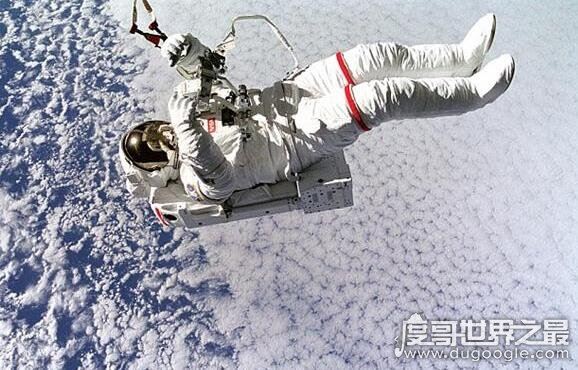 宇航员真有可能遇到太空浮尸，因为尸体在宇宙中不会腐烂