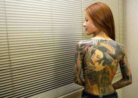 天藤湘子正面纹身，日本黑帮老大的女儿出自传