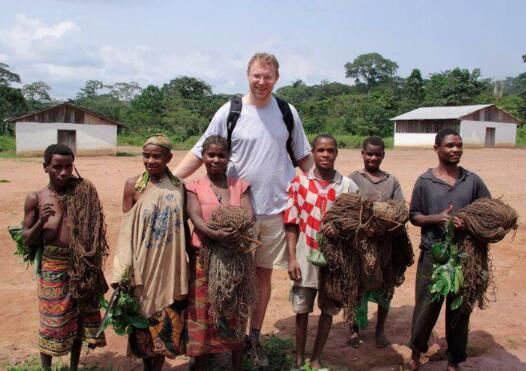 世界上最矮的民族，非洲俾格米人(平均身高1.3致1.4米)