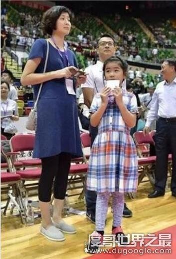 姚明女儿姚沁蕾2019年多高，九岁身高160cm(比一般成年女性都高)