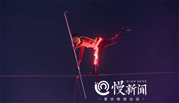 世界上走钢丝最高的人，高空王子艾尼外尔50米高空走钢丝(刺激)