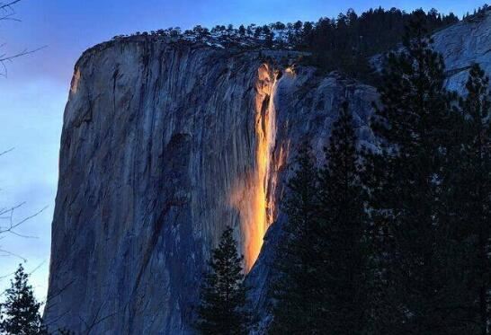 世界罕见自然景观火瀑布，揭秘火瀑布形成原因