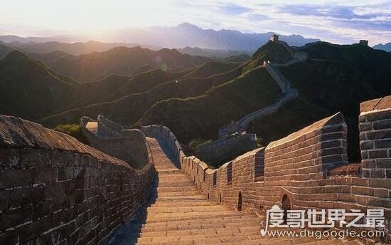 关于长城的传说故事，城墙上有块不敢动的定城砖