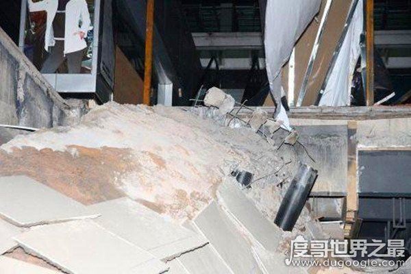 云南商场楼层坍塌，已救出的三人均无生命危险