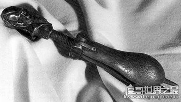 世界十大女刑法盘点,骑木驴直接摧毁女子下体(最变态)